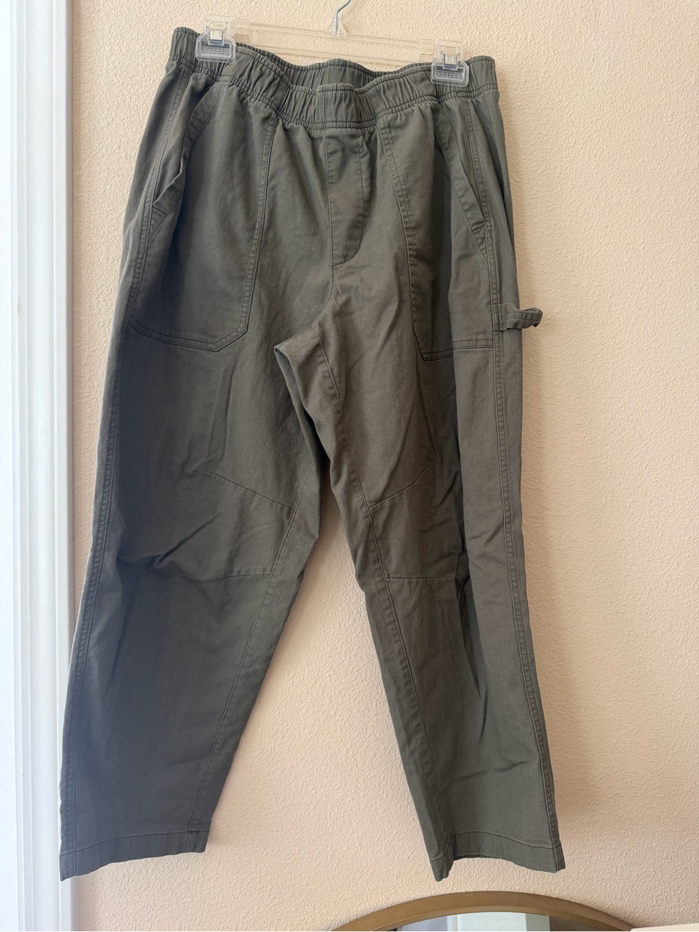 Old Navy Women’s Cargo Pants in Olive green in Large Petite
